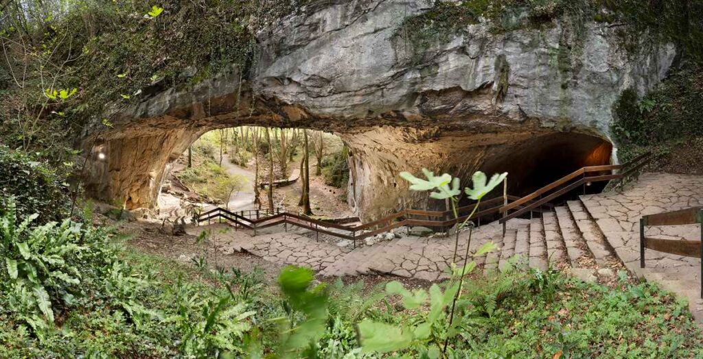Cueva de Zagarramundi para Halloween en autocaravana