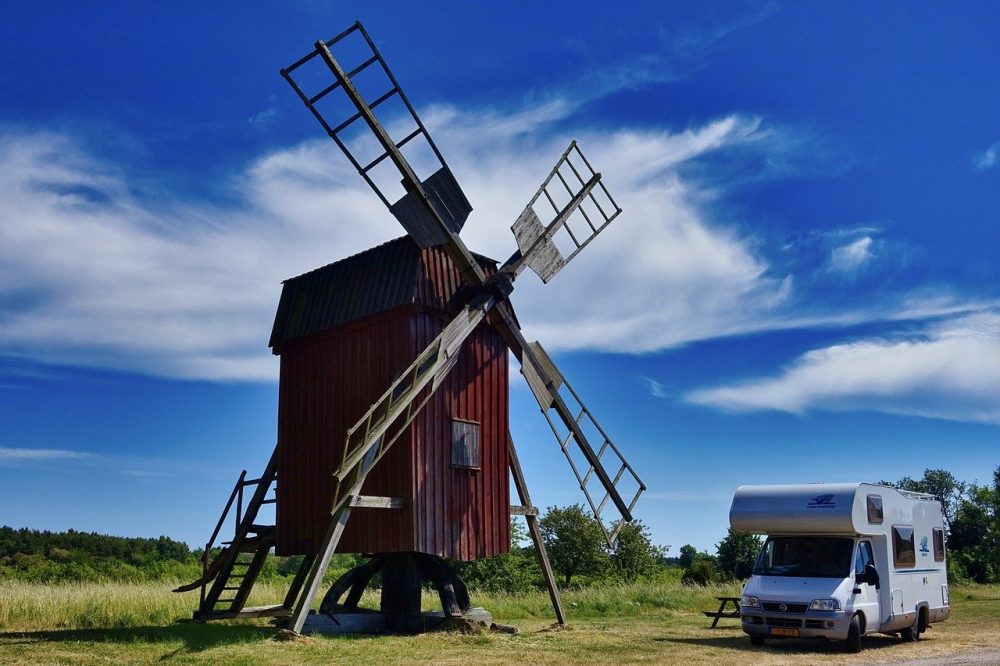 autocaravana en tuta con un molino