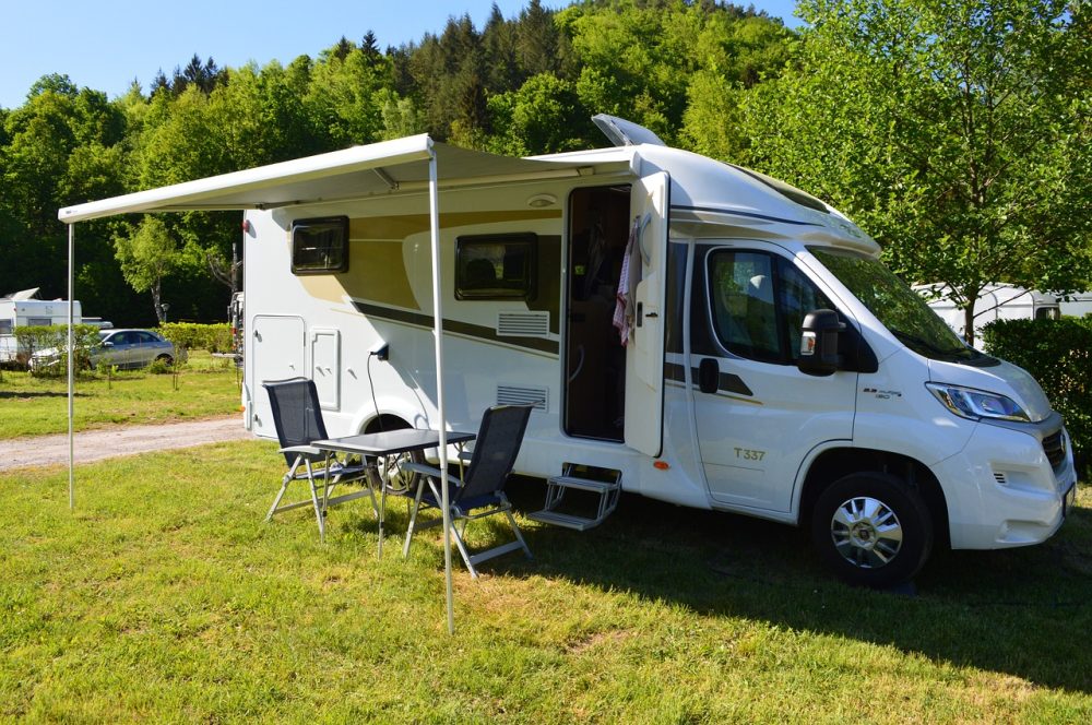 autocaravana en un camping